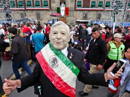 Banderas, globos, cornetas, matracas y figuras del presidente, son algunas de las cosas que los comerciantes venden. SUN / D. Simón