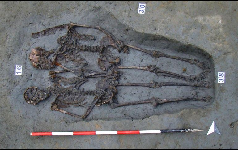 Los esqueletos, que se calcula son de la época romana, estuvieron enterrados tomados de la mano durante aproximadamente 1,500 años. EFE/EPA/Universidad de Bolonia
