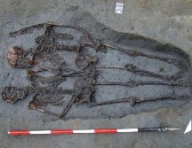 Los esqueletos, que se calcula son de la época romana, estuvieron enterrados tomados de la mano durante aproximadamente 1,500 años. EFE/EPA/Universidad de Bolonia