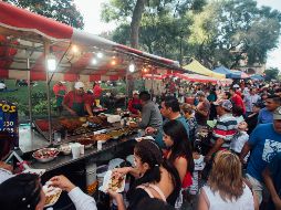 Decenas de personas disfrutan de la variedad de antojitos mexicanos que los comerciantes ofrecen. EL INFORMADOR / G. Gallo