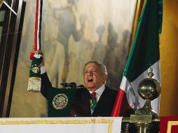 López Obrador se presentó a Palacio Nacional para dar el grito ante 80 mil personas. EFE