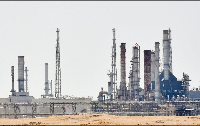 Las refinerías de la empresa saudí Aramco, dañadas por los ataques con drones de rebeldes yemeníes, están recuperando su producción petrolera. AFP