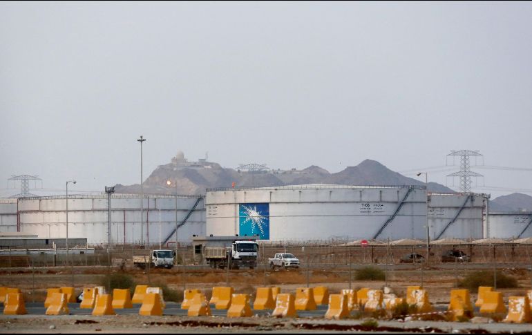 Una planta de la petrolera saudí Aramco en Jiddah. Los ataques a sus instalaciones provocaron que Arabia Saudita redujera su producción de crudo a la mitad. AP/ARCHIVO