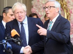 Jean-Claude Juncker (d) le da la bienvenida a Boris Johnson (i) en el marco de su reunión en  Luxemburgo. AFP/F. Walschaerts