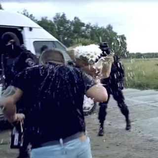 Los rusos que proponen matrimonio a punta de pistola