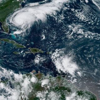 Huracán "Humberto" amenaza con fuerte oleaje a EU