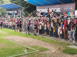 La afición aprovechó el día de asueto para asistir al entrenamiento de Chivas. EL INFORMADOR / A. Ramírez