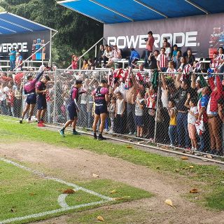 Chivas recibe 400 aficionados en entrenamiento