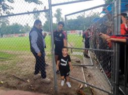 Pulido con su sobrino, quien dice será el próximo crack de Chivas. EL INFORMADOR / A. Ramírez
