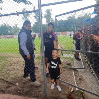 Alan Pulido festeja en familia el triunfo ante Atlas