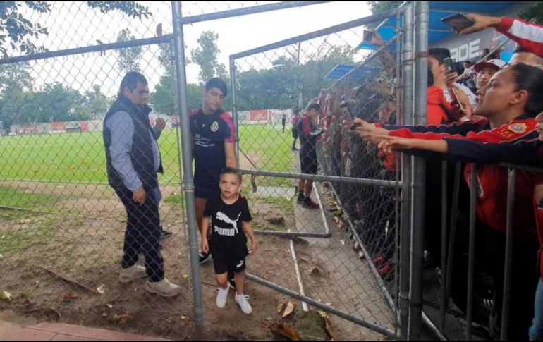 Pulido con su sobrino, quien dice será el próximo crack de Chivas. EL INFORMADOR / A. Ramírez