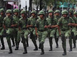 El evento transcurre sin novedad y cuenta con la presencia de 21 banderas con escolta, mil 200 efectivos de las Fuerzas Armadas, 144 integrantes de la Guardia Nacional, entre otros elementos de seguridad de Jalisco. EL INFORMADOR / E. Barrera
