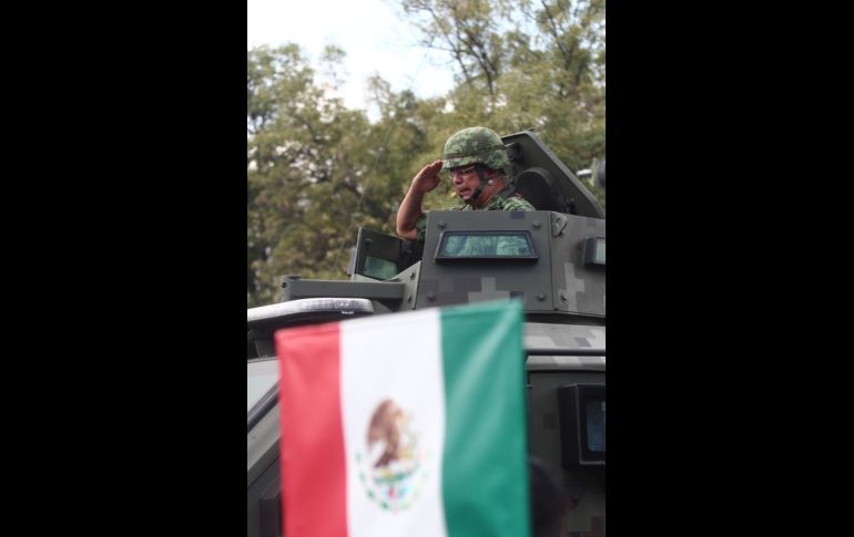 El evento transcurre sin novedad y cuenta con la presencia de 21 banderas con escolta, mil 200 efectivos de las Fuerzas Armadas, 144 integrantes de la Guardia Nacional, entre otros elementos de seguridad de Jalisco. EL INFORMADOR / E. Barrera