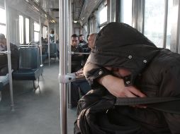 Algunos mexicanos con pocas horas de sueño y evidente cansancio tuvieron que laborar hoy. NTX / R. SOLIS