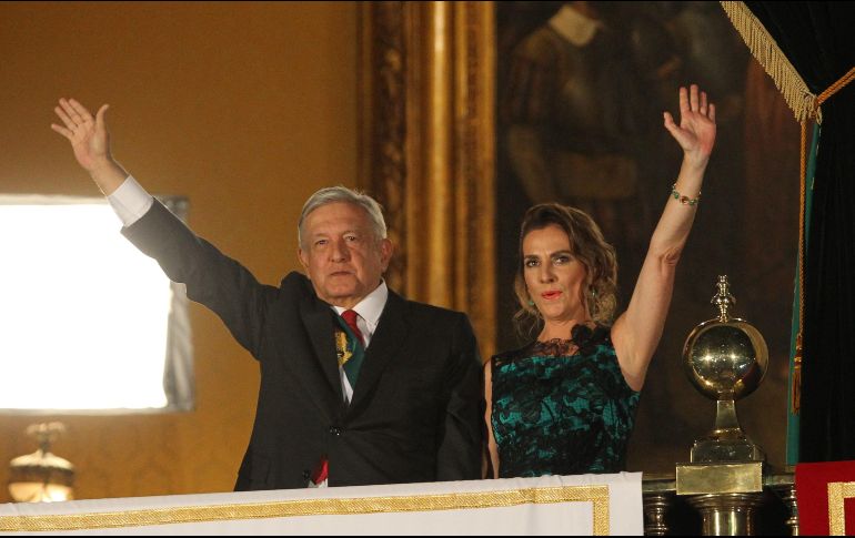 El Presidente López Obrador dio su primer Grito de Independencia acompañado únicamente de su esposa Beatriz Gutiérrez. EFE / M. Guzmán