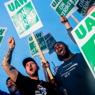 GM y trabajadores reinician negociaciones tras el inicio de la huelga