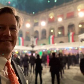 Landau acude a festejos patrios en Palacio Nacional