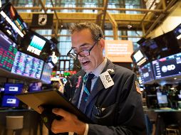 El promedio industrial Dow Jones rompió una racha de ocho días de ganancias al descender un 0.5 por ciento. AP/M. Lennihan
