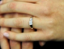 En un inicio Jenna Evans no le dio mucha importancia al sueño en el que se tragó su anillo y se volvió a dormir. PA MEDIA