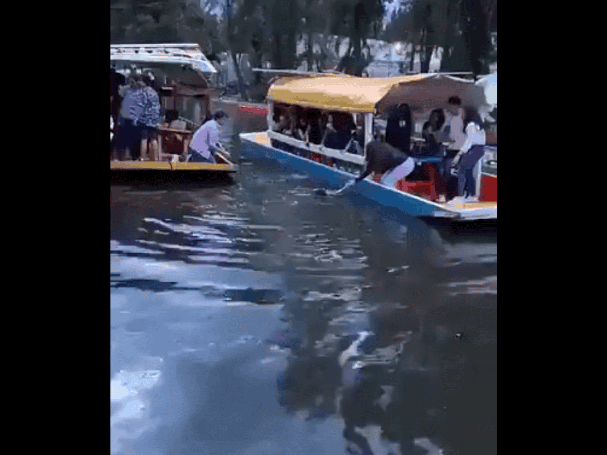  Captan rescate de una joven tras caer de trajinera en Xochimilco