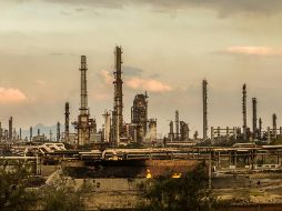 El abasto de gasolinas está asegurado por la importación y porque ha aumentando la capacidad de las seis refinerías de Pemex, según el Presidente. NTX/ARCHIVO