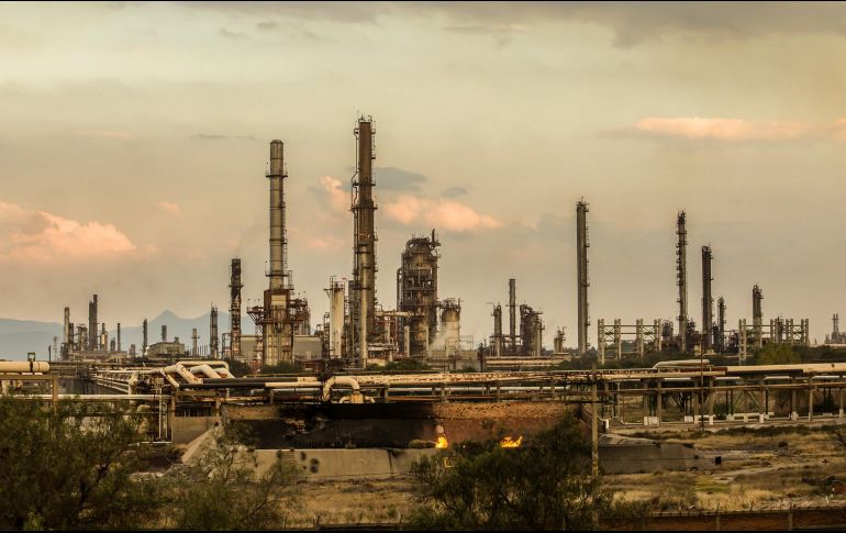 El abasto de gasolinas está asegurado por la importación y porque ha aumentando la capacidad de las seis refinerías de Pemex, según el Presidente. NTX/ARCHIVO