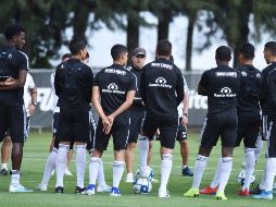 La segunda práctica de la semana comenzó en punto de las 10:00 horas con una charla a la mitad de la cancha por parte del técnico Leandro Cufré hacia sus dirigidos. IMAGO7