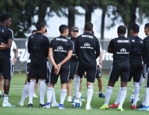 La segunda práctica de la semana comenzó en punto de las 10:00 horas con una charla a la mitad de la cancha por parte del técnico Leandro Cufré hacia sus dirigidos. IMAGO7