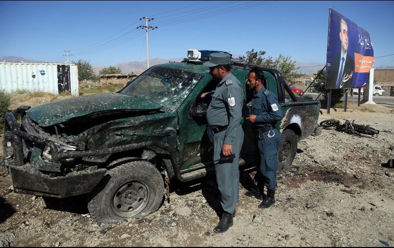 Policías investigan el sitio del atentado en la provincia de Parwan, cerca de un mitin del presidente Ashraf Ghani. AP/R. Gul