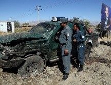 Policías investigan el sitio del atentado en la provincia de Parwan, cerca de un mitin del presidente Ashraf Ghani. AP/R. Gul