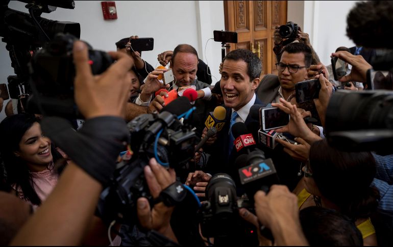 El jefe del Legislativo, Juan Guaidó (c), se dirige a ofrecer declaraciones a periodistas hoy martes en Caracas. EFE/M. Gutiérrez