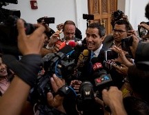 El jefe del Legislativo, Juan Guaidó (c), se dirige a ofrecer declaraciones a periodistas hoy martes en Caracas. EFE/M. Gutiérrez