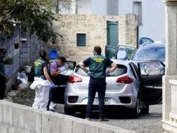 La Guardia Civil recoge evidencia en la escena del crimen en Valga. GETTY IMAGES