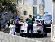La Guardia Civil recoge evidencia en la escena del crimen en Valga. GETTY IMAGES