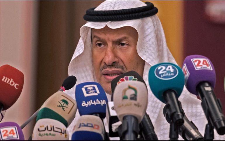El ministro de Energía saudita, el príncipe Abdel Aziz bin Salmán, brinda una conferencia de prensa este martes. AFP