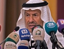 El ministro de Energía saudita, el príncipe Abdel Aziz bin Salmán, brinda una conferencia de prensa este martes. AFP