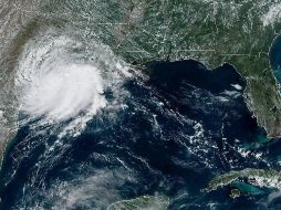 Fotografía cedida este martes por la NOAA por vía del Centro Nacional de Huracanes donde se muestra la entrada de la tormenta tropical 