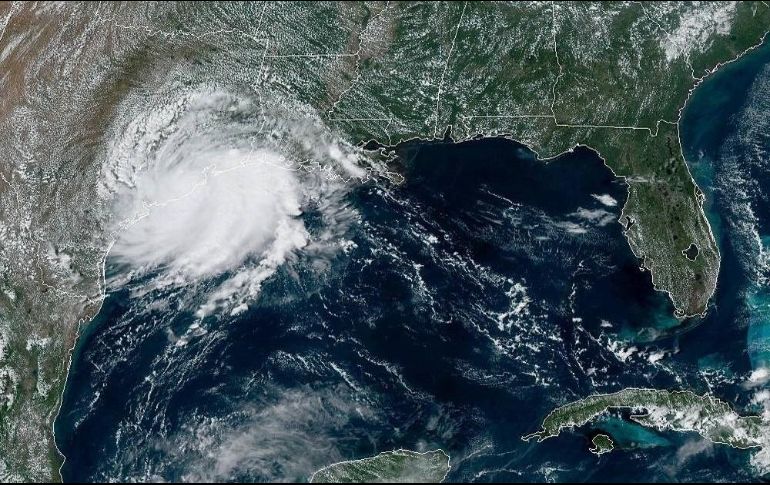 Fotografía cedida este martes por la NOAA por vía del Centro Nacional de Huracanes donde se muestra la entrada de la tormenta tropical 