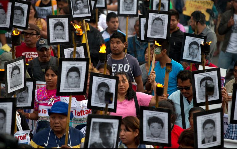 Familiartes de los normalistas de Ayotzinapa han criticado a lentitud de la fiscalía y su falta de colaboración para evitar la liberación de detenidos por el caso. AP/ARCHIVO
