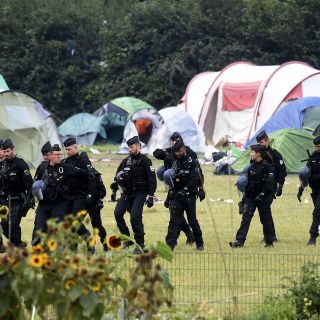 Policía francesa desaloja gran campamento de migrantes