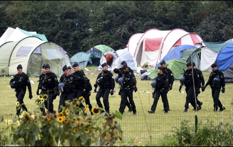 Policías durante el operativo para evacuar a los migrantes en Grande Synthe, en el norte de Francia. AFP/F. Lo Presti