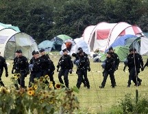 Policías durante el operativo para evacuar a los migrantes en Grande Synthe, en el norte de Francia. AFP/F. Lo Presti