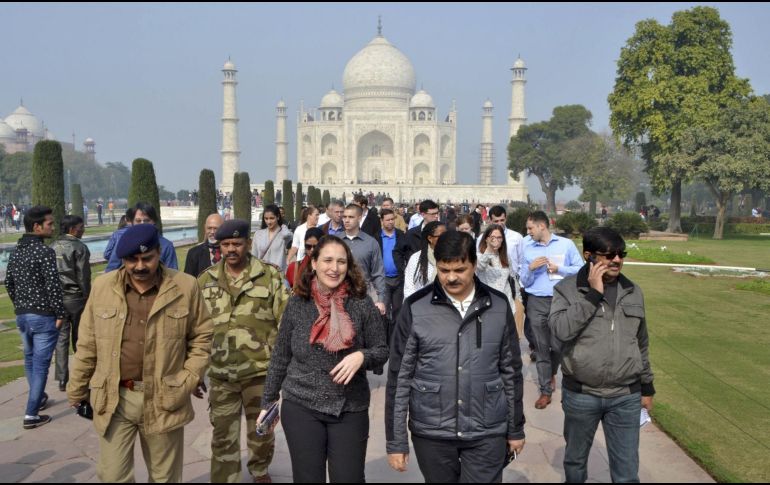 El Taj Mahal todos los días recibe un promedio de 22 mil viajeros. En 2017 se produjo una estampida en una entrada dejando varios heridos. AP / ARCHIVO