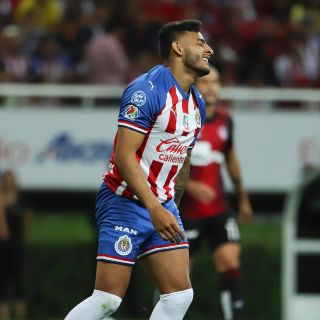 Multan a Alexis Vega por 'festejo excesivo'