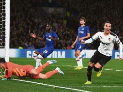 El delantero español, Rodrigo, apareció dentro del área del rival para marcar el gol que le dio los tres puntos al Valencia. AFP