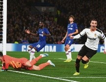 El delantero español, Rodrigo, apareció dentro del área del rival para marcar el gol que le dio los tres puntos al Valencia. AFP