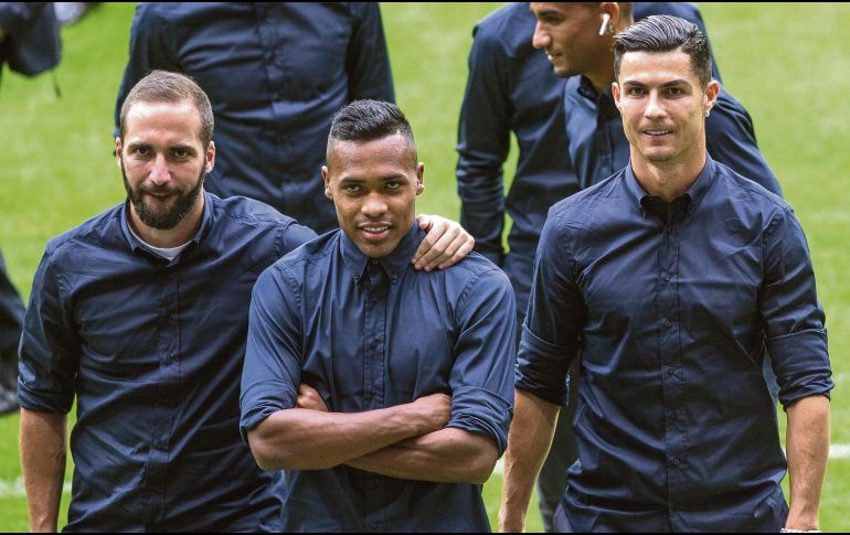 Encabezados por Cristiano Ronaldo (derecha), el conjunto italiano busca iniciar su camino de buena manera. EFE