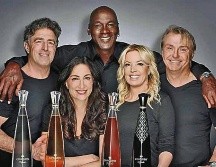 Wyc Grousbeck, Michael Jordan, Wes Edens, Emilia Fazzalari y Jeanie Buss lanzan la marca de tequila Cincoro. AP