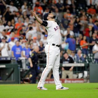 Roberto Osuna hace historia y alcanza 150 salvamentos en la MLB