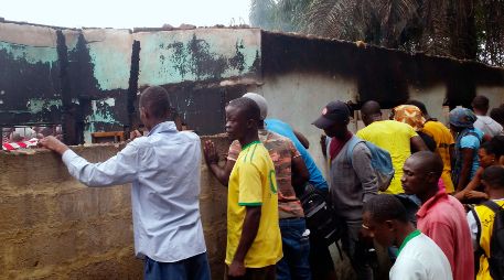 El fuego destruyó un dormitorio y un edificio donde los estudiantes dormían; sólo el imán, su profesor y dos estudiantes lograron escapar. AP / J. Paye-Layleh